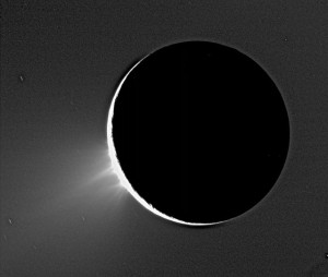 Gheizerele aruncand materie pt formarea inelului E - ©NASA-JPL-Space Science Institute